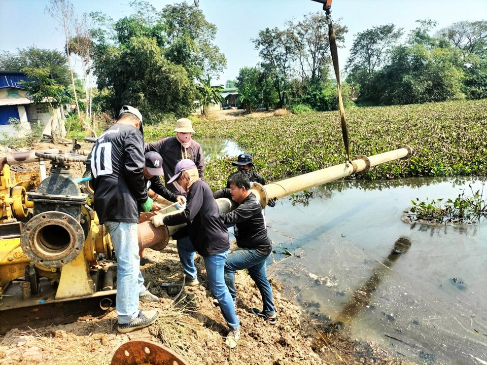 สชป.10 รุดติดตั้งเครื่องสูบน้ำ-ขุดลอกสระประมง เร่งช่วยราษฎรตำบลตลุก