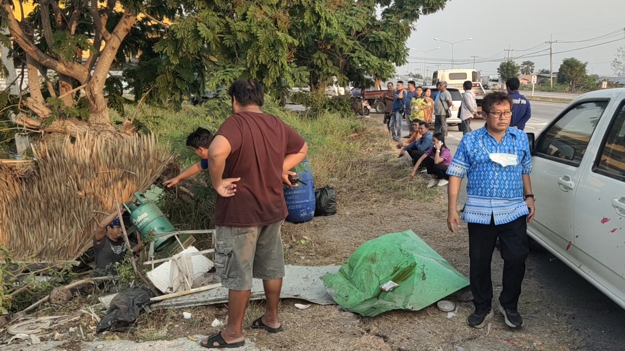 สุพรรณบุรีระทึก! รถโม่ปูนยางระเบิดพุ่งชนร้านอาหารตามสั่งพังยับ​ หวิดตายหมู่