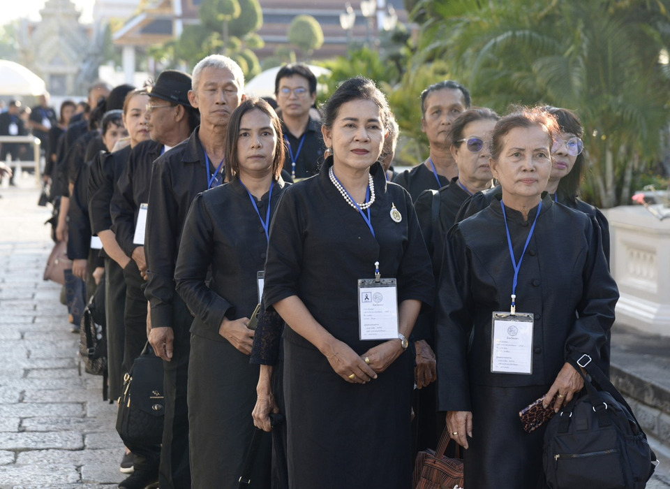 “พสกนิกร”ทั่วหล้า แต่งกายไว้ทุกข์สีดำ เดินทางเข้ากราบถวายบังคมพระบรมศพ “พระพันปีหลวง” ไม่ขาดสาย