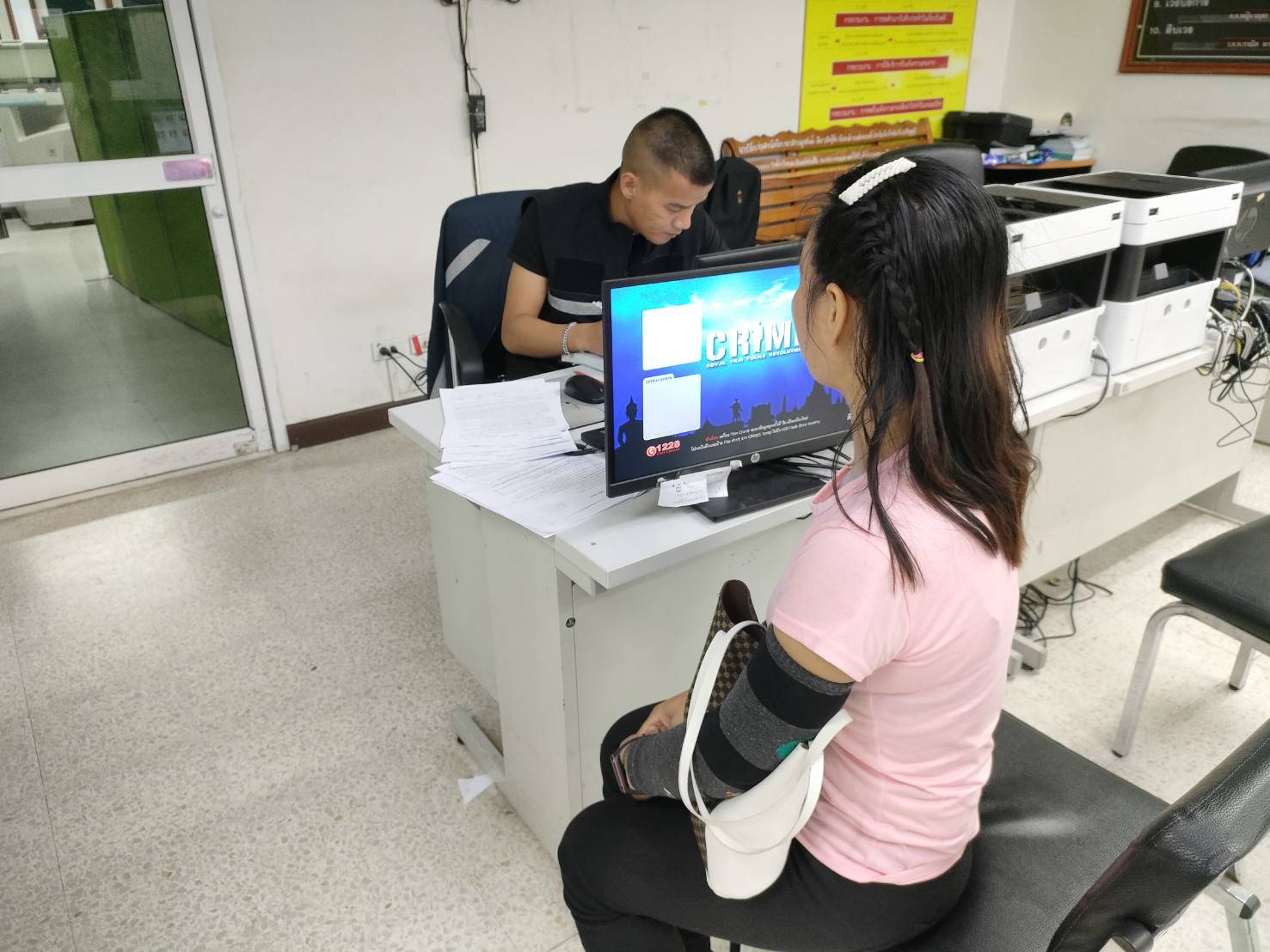 สาวลาวโดนร้านข้าวแต๋นชื่อดังชักดาบค่าแรง​ แถมโดนปล่อยทิ้งที่สะพานลอย