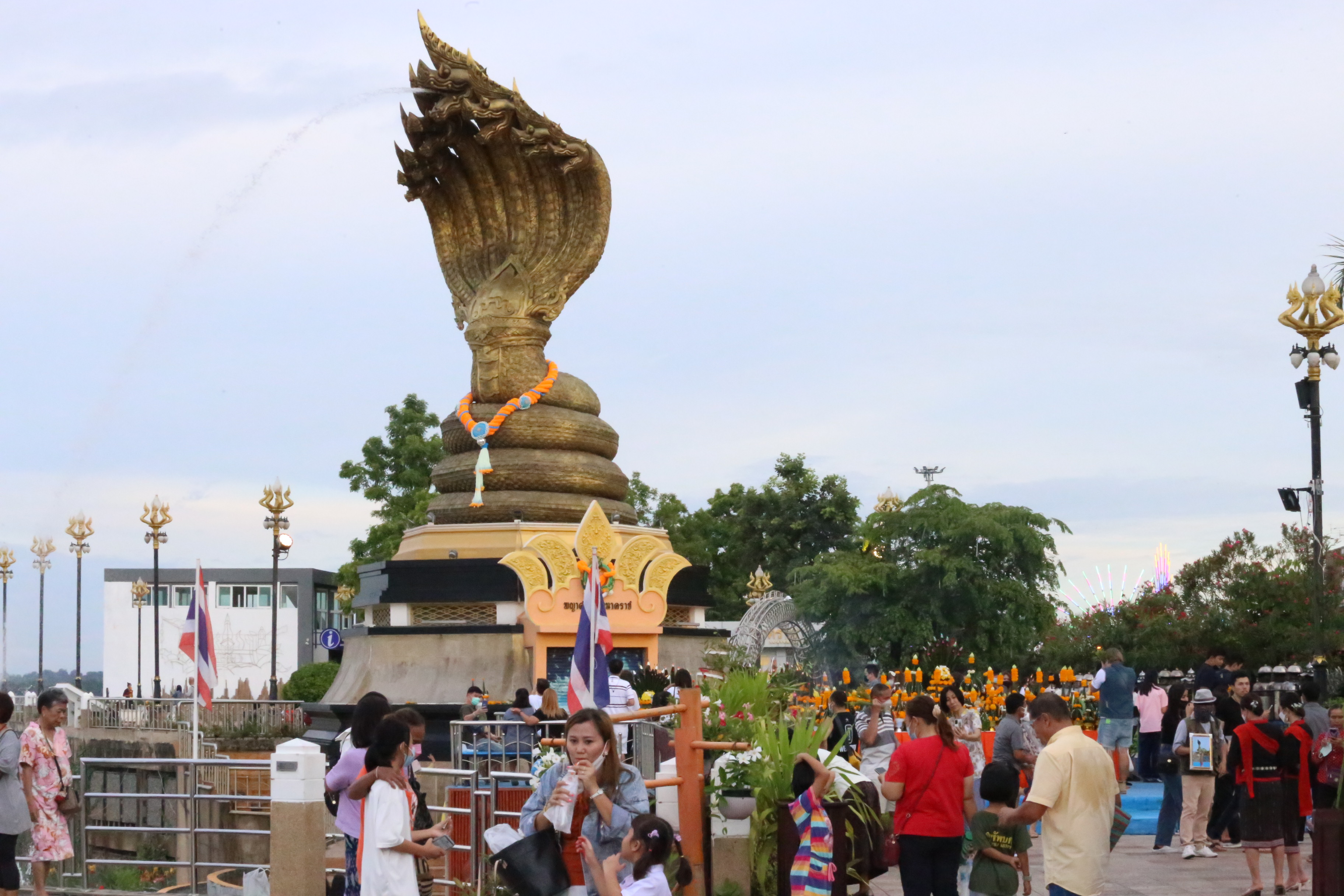 คึกคัก!! นักท่องเที่ยวแห่ไหว้พญานาคช่วงหยุดยาว  เปิดอันซีนถนนสวรรค์ชายโขงนครพนม