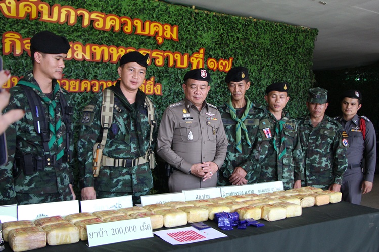ฉก.ร.17 สกัดจับยาบ้า ของกลาง 2 แสนเม็ด กลุ่มค้ายาหนีรอด