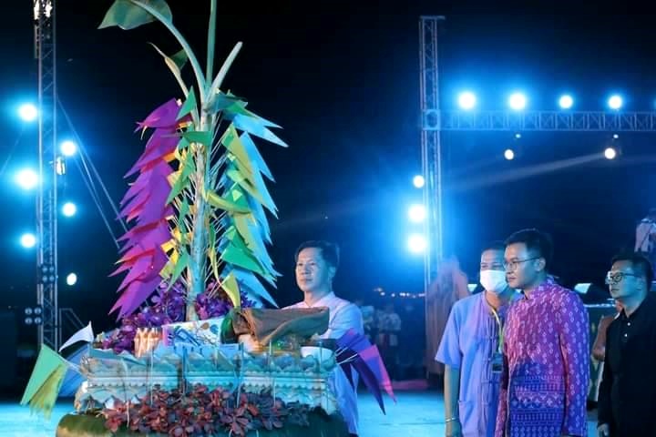 ผส.ทล.4 ประธานพิธีถวายผ้าป่าน้ำ งานประเพณีลอยกระทงสายไหลประทีป 1000 ดวง จ.ตาก