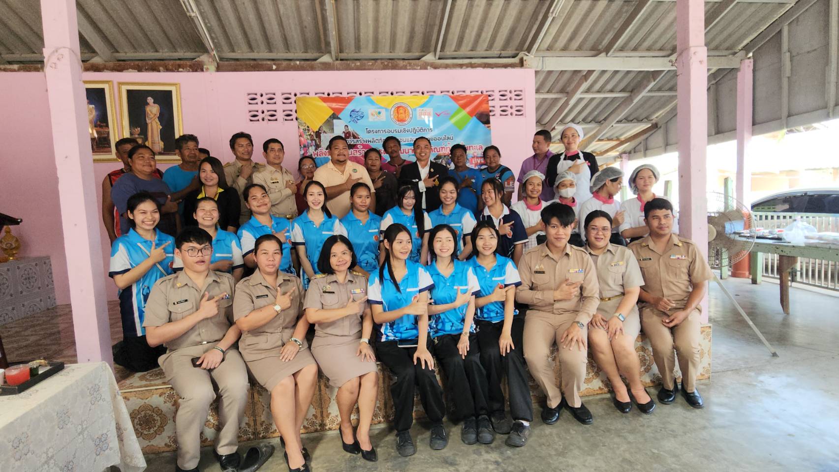 เทคนิคระยอง ช่วยชุมชนสอนกลุ่มประมงแหลมรุ่งเรือง สร้างผลิตภัณฑ์ชุมชน ทำ'ข้าวเกรียบหอยนางรม' 