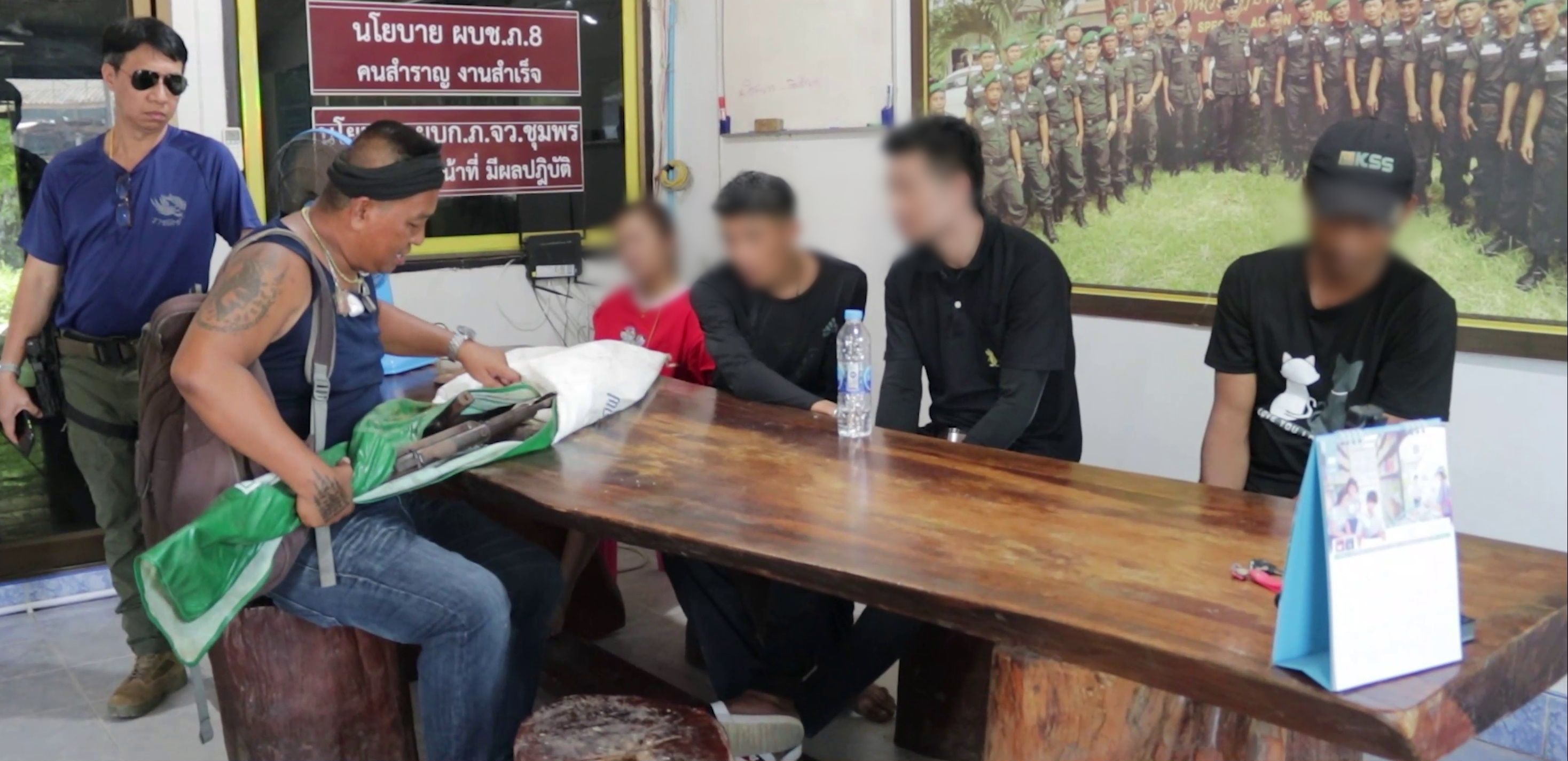 ชุมพร รวบยกชุด รปภ. ค้ายาบ้า ท่ามกลางน้ำตาเมียหลวง ที่ต้องทนทุกข์ที่ร่วมชายคากับเมียน้อย