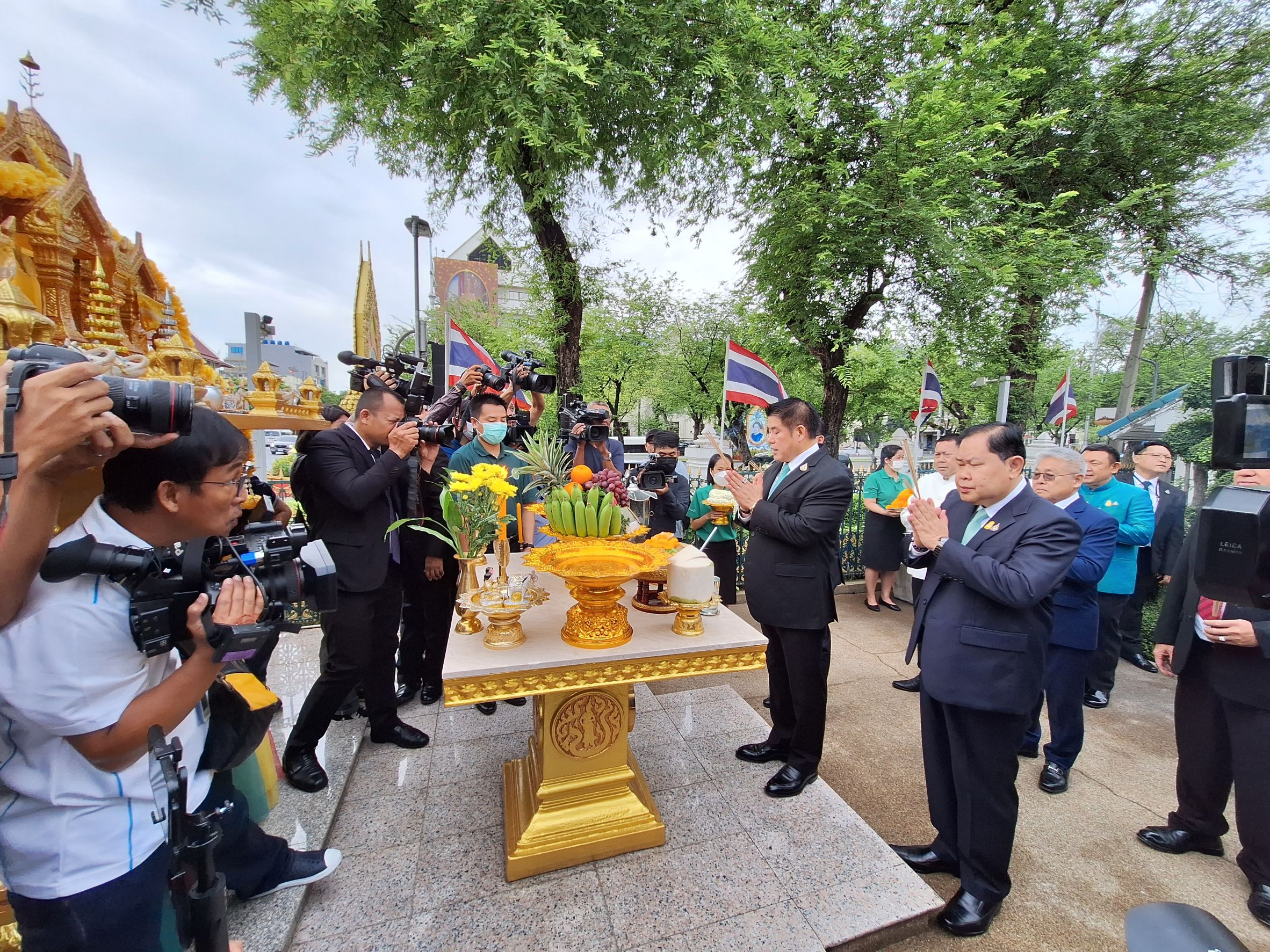 "ร.อ.ธรรมนัส" เข้าสักการะสิ่งศักดิ์สิทธิ์ที่กระทรวงเกษตรฯ