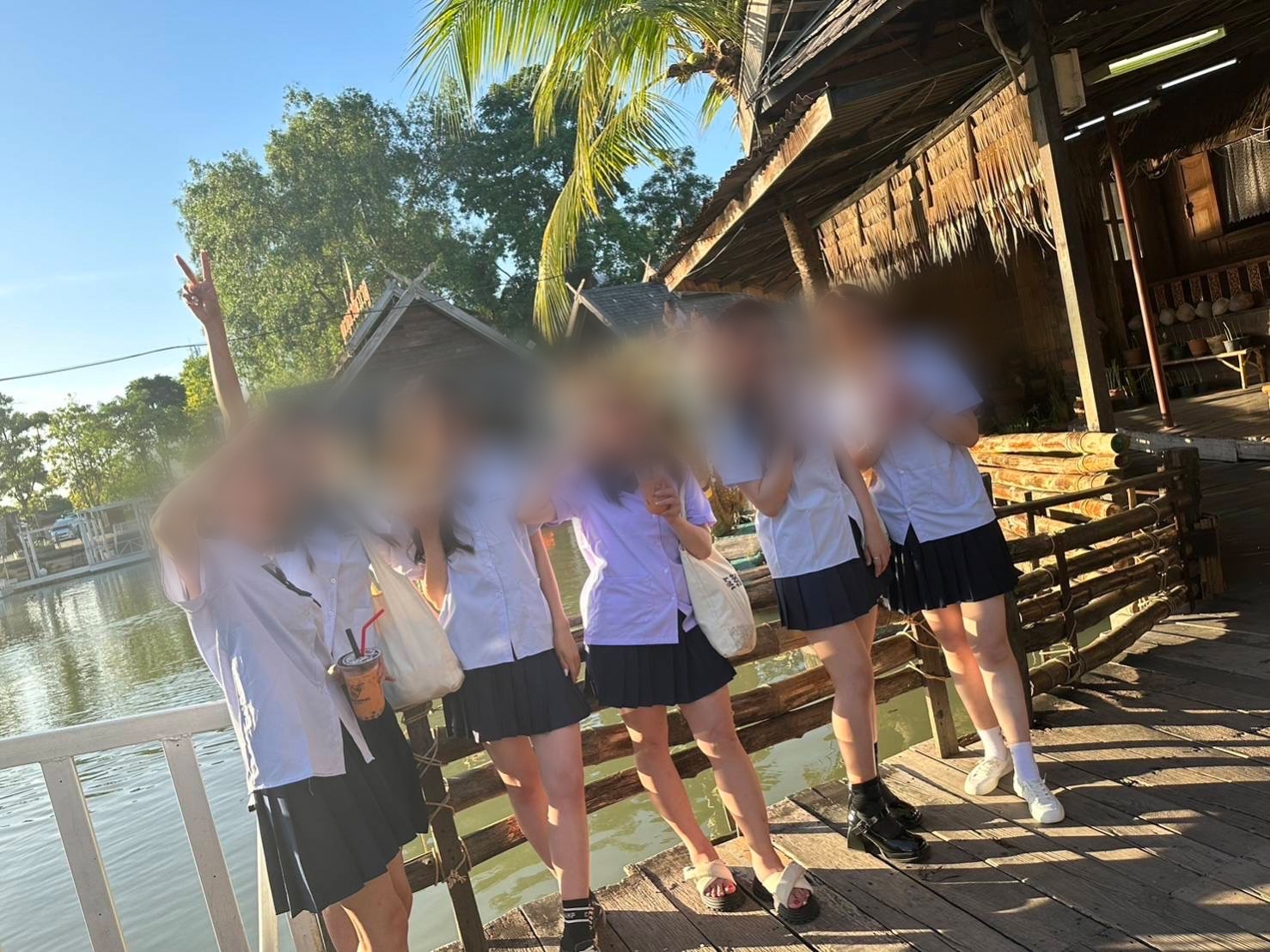 นทท.จีน แต่งชุดนักเรียนหลายสิบคนแห่เที่ยว ตลาดน้ำ 4 ภาค พัทยา เก็บภาพถ่ายเป็นที่ระลึก
