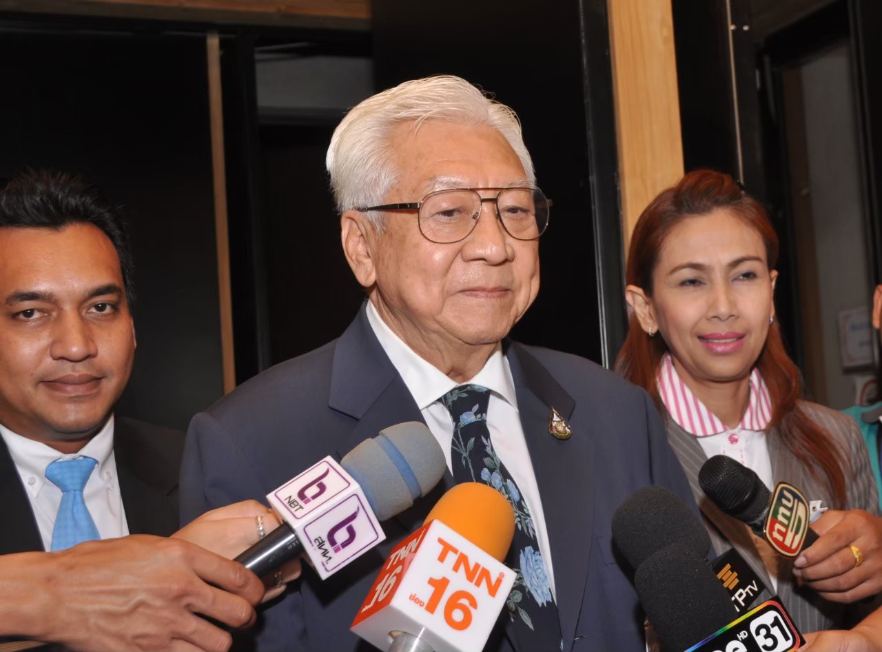 "สุชาติ" ร่วมวง "กลุ่ม16" แสดงพลังนัดกินข้าว "พิเชษฐ" ปัดมาแจกกล้วย "4พรรคเล็ก" ยุบรวมหนีตาย รับมือ "บัตร2ใบ" 