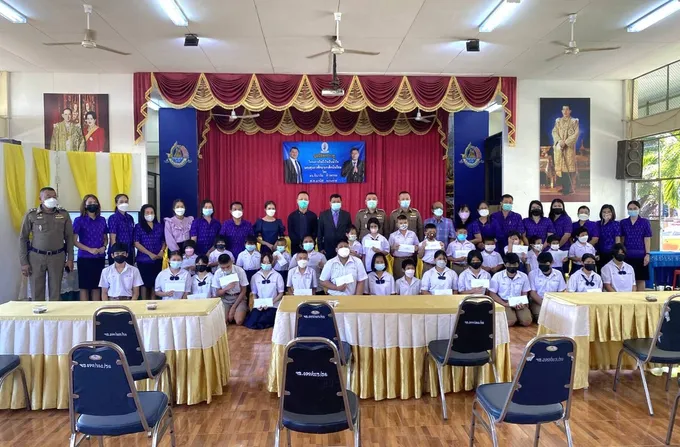 "มูลนิธิพระราหู"ร่วมกับ ส.ส.มานัส อ่อนอ้าย จัด "โครงการใจถึงใจปันน้ำใจ" มอบทุนการศึกษาแก่เด็กนักเรียนร.ร.วัดจันทร์ตะวันออก 
