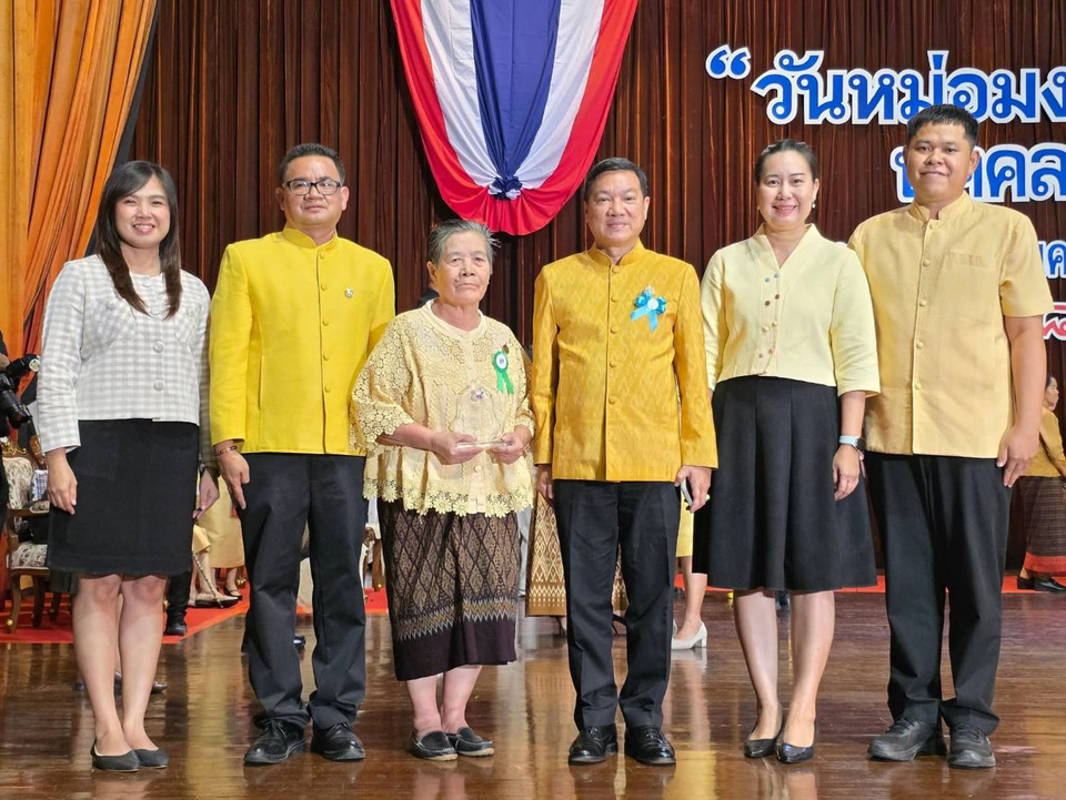 พช.อ่างทอง ยินดีหมู่บ้านบางตาแผ่น–ผู้นำชุมชน คว้ารางวัล “หม่อมงามจิตต์ บุรฉัตร” ปี 2568