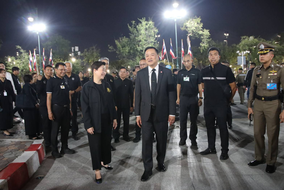 นายกฯ เยี่ยมสนามหลวง ชม กทม.จัดบริการประชาชนถวายบังคมพระบรมศพอย่างเป็นระเบียบ 