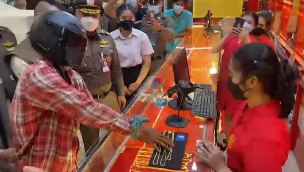 รวบทันควัน !!! คนร้ายบุกเดี่ยวชิงทอง 7 บาทห้างโลตัสพนัสนิคม