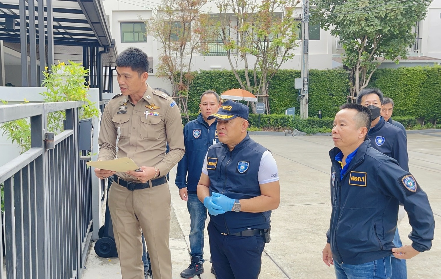 ตร. บุกค้นบ้านอดีตเพื่อนชาย "พิมพ์ กรกนก" เจอส่ง 7 ไฟล์ ทราบแล้วว่าบุคคลใดเป็นคนปล่อย