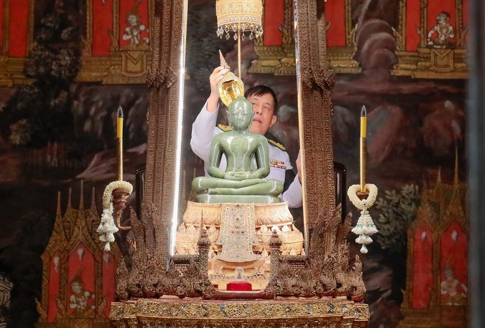 “ในหลวง-พระราชินี” ทรงเปลี่ยนเครื่องทรงฤดูฝนเป็นเครื่องทรงฤดูหนาวถวาย “พระแก้วมรกต”