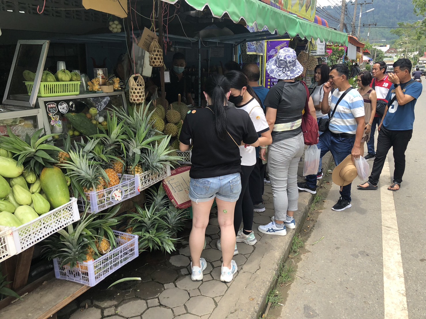 นทท.มาเลเซียและสิงคโปร์เข้าเบตงช่วงสุดสัปดาห์แห่กินทุเรียนกันคึกคัก