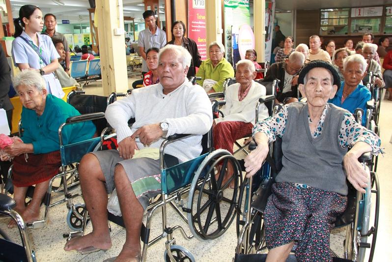 รพ.บุรีรัมย์ รับมอบรถวีลแชร์ 100 คัน