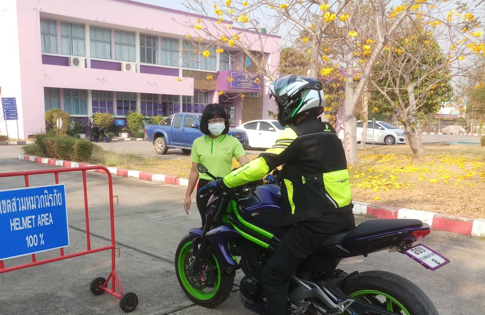 ขนส่งอุตรดิตถ์ เดินหน้าโครงการเขตสวมหมวกนิรภัย 100%  