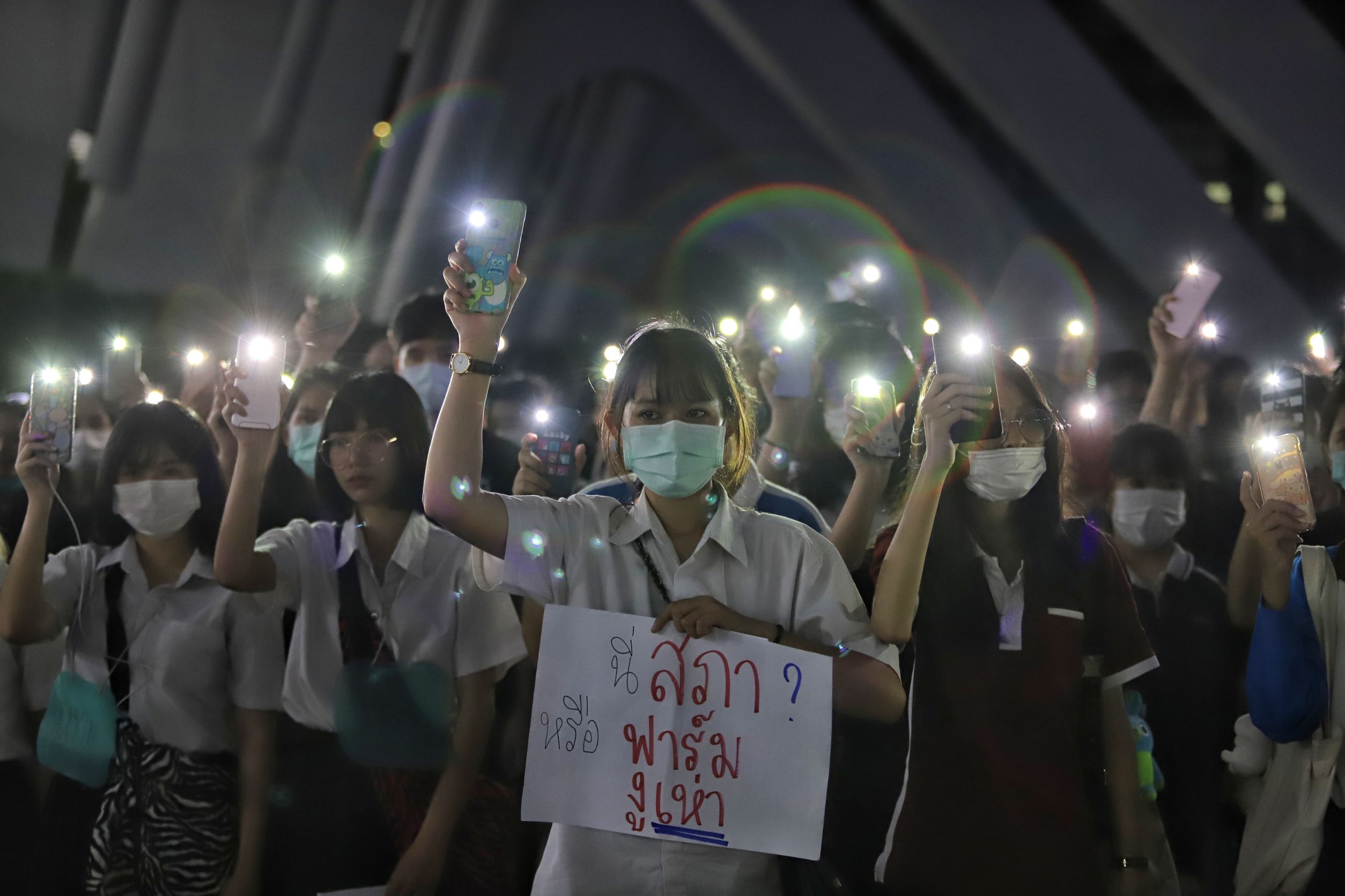 นักศึกษาม.รังสิต แสดงพลังแฟลชม็อบ กลุ่มแร็ปเปอร์เจ้าของเพลง "ประเทศกูมี” โผล่ร่วมแจมต่อต้านรบ.เผด็จการ 