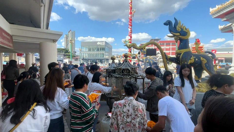 คนขอนแก่นถือฤกษ์วันเสาร์แรกของปี แห่ไหว้ศาลหลักเมือง เสริมสิริมงคล เปิดทางโชคลาภรับปี 69