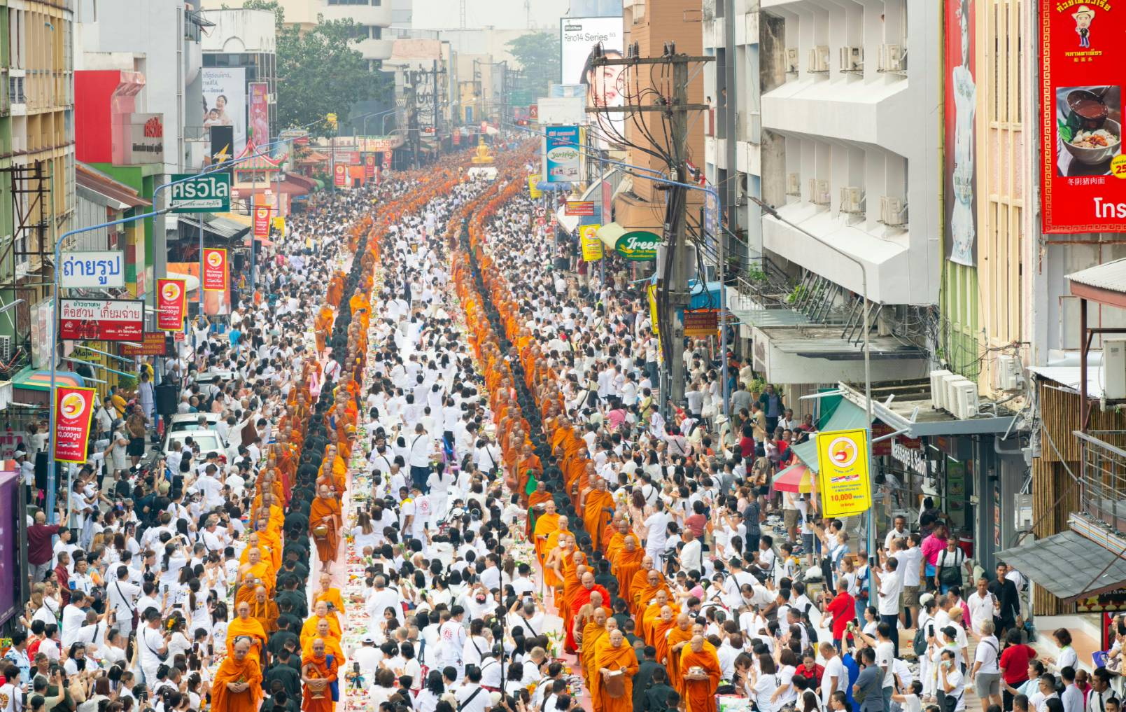 วัดพระธรรมกายรวมใจชาวพุทธฟื้นศรัทธาพุทธศาสนาจัดตักบาตรพระหมื่นรูปใจกลางหาดใหญ่