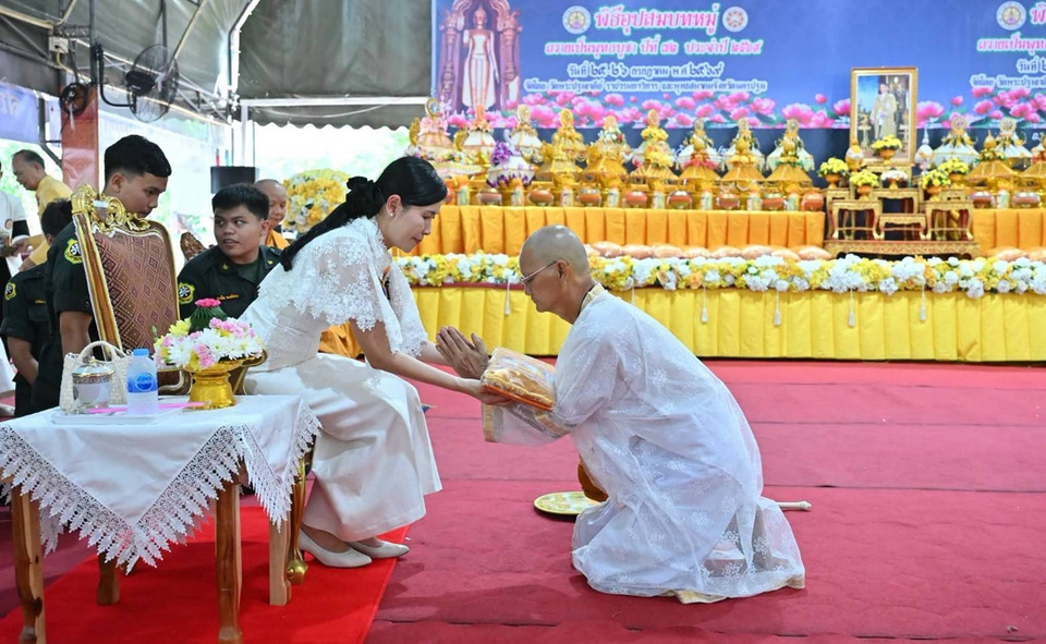 นครปฐมจัดพิธีมอบผ้าไตรอุปสมบทหมู่ ปีที่ 72 สืบสานพระพุทธศาสนาช่วงเข้าพรรษา