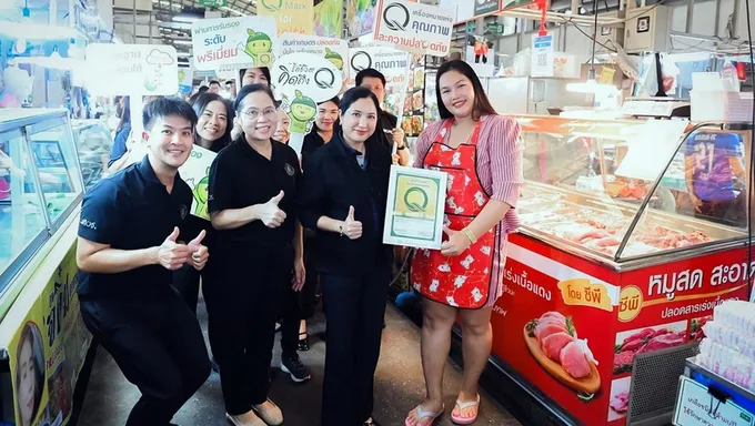เกษตรฯ ดัน “สินค้า Q” ทั่วกรุง มอบป้ายรับรองตลาดถนอมมิตร ยกระดับอาหารปลอดภัย