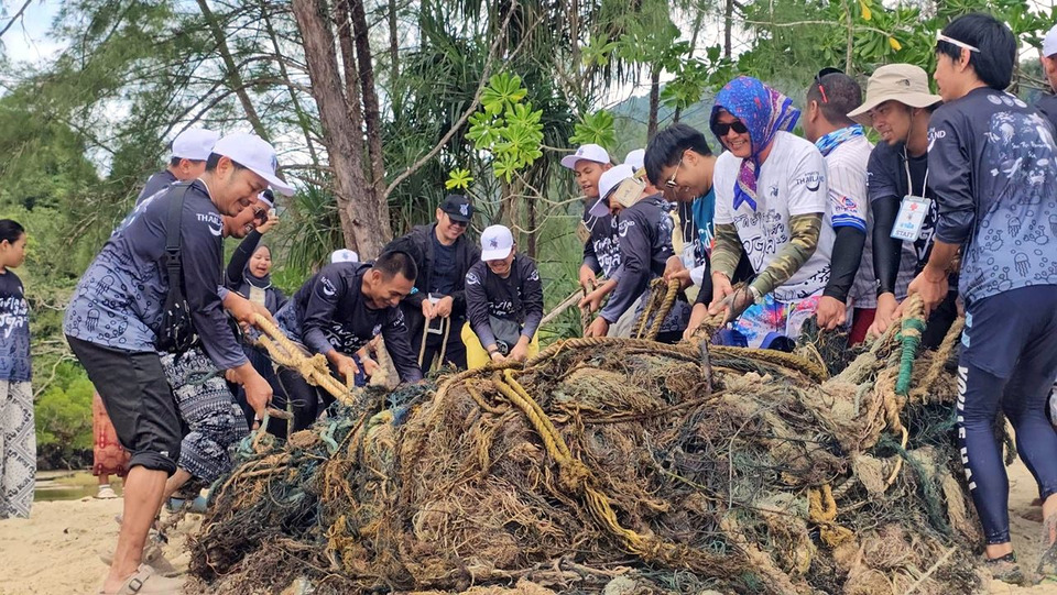 ขยะทะเลมหึมากลางอันดามัน! จิตอาสากว่า 500 คนกู้ ‘อวน–เชือก–พลาสติก’ จากหมู่เกาะตะรุเตาเกือบ 3 ตัน
