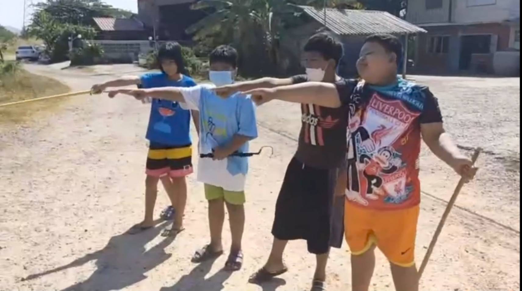 สระบุรีผวากันทั้งสนาม ตัวเหี้ยขนาดใหญ่โผล่สนามเด็กเล่น 