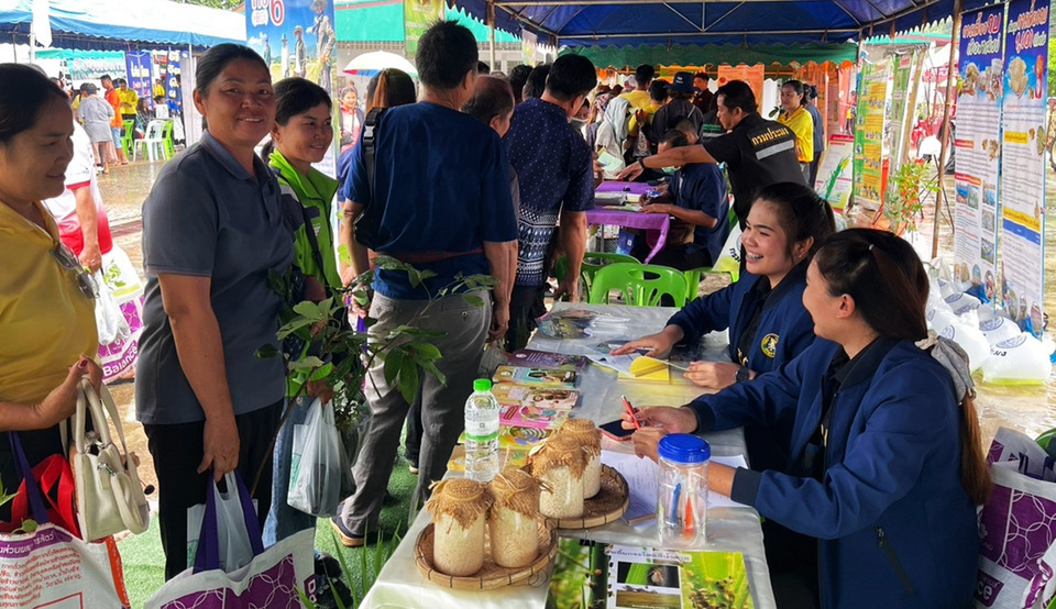 ศมข.อุดรธานี ออกคลินิกเกษตรเคลื่อนที่ฯ ช่วยชาวนาบ้านดุงจัดการโรคข้าว เพิ่มผลผลิต