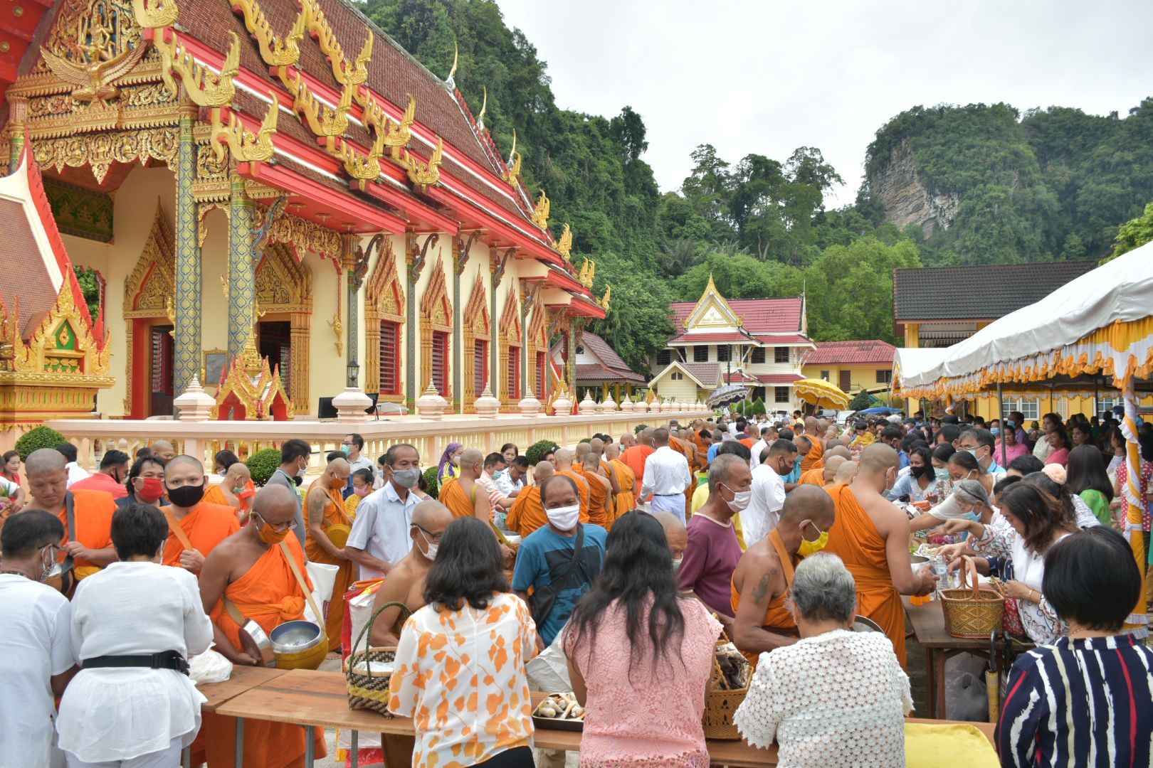 รองผู้ว่าราชการจังหวัดพังงา นำพุทธศาสนิกชนทำบุญในเทศกาลออกพรรษา