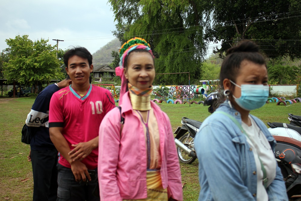 ชนเผ่าคอยาว ออกใช้สิทธิเลือกตั้งคึกคัก