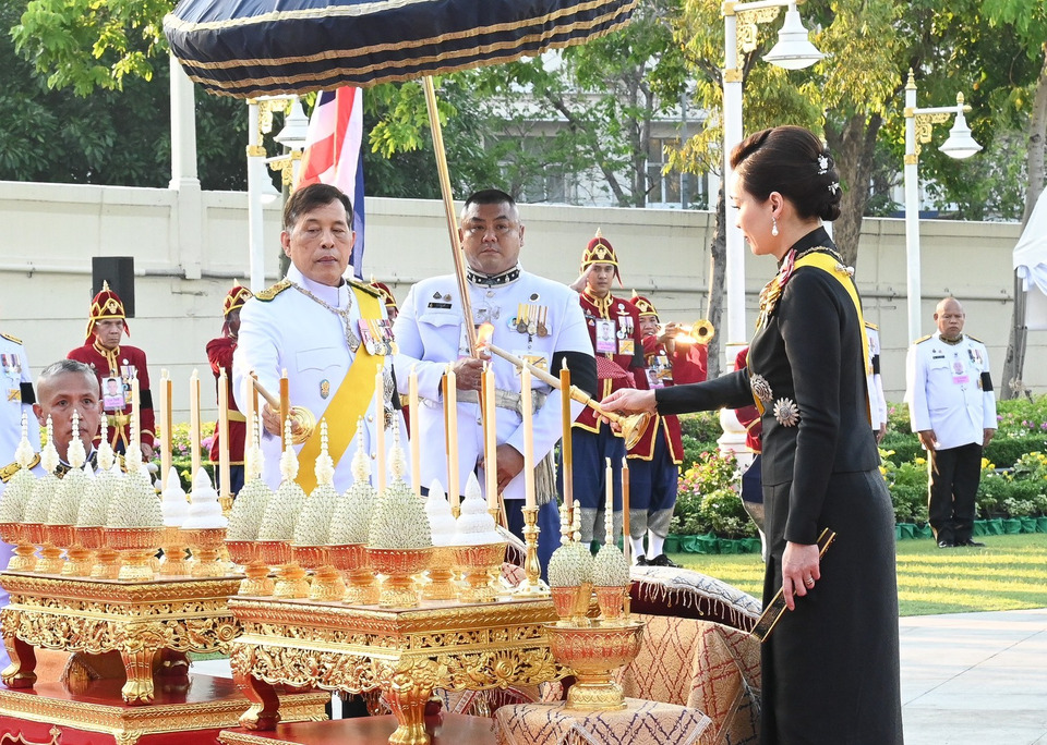 "ในหลวง - พระราชินี" เสด็จฯไปทรงวางพานพุ่ม ดอกไม้ ถวายราชสักการะปฐมบรมราชานุสรณ์ เนื่องในวันระลึกมหาจักรีบรมราชวงศ์