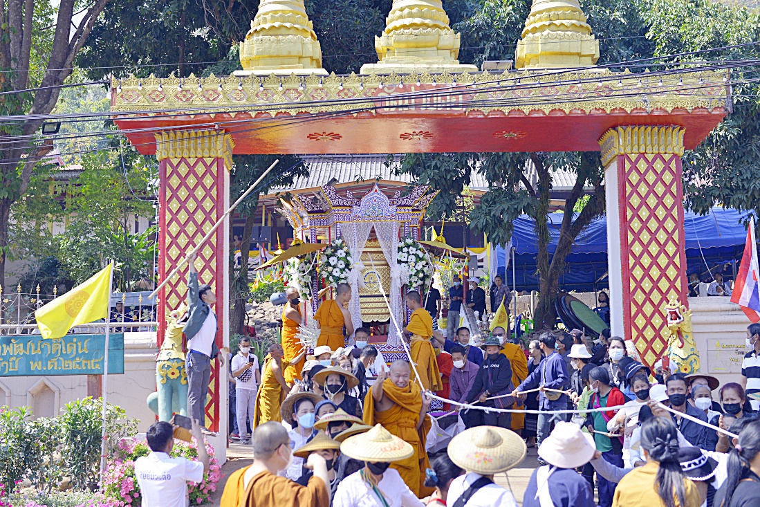 คณะสงฆ์แม่ฮ่องสอน นำศิษยานุศิษย์  นิมนต์สรีระสังขาร พระครูอนุศาสนโสภณ อภิวฑฒโน  อดีตเจ้าคณะอำเภอปางมะผ้า สู่เมรุชั่วคราว 