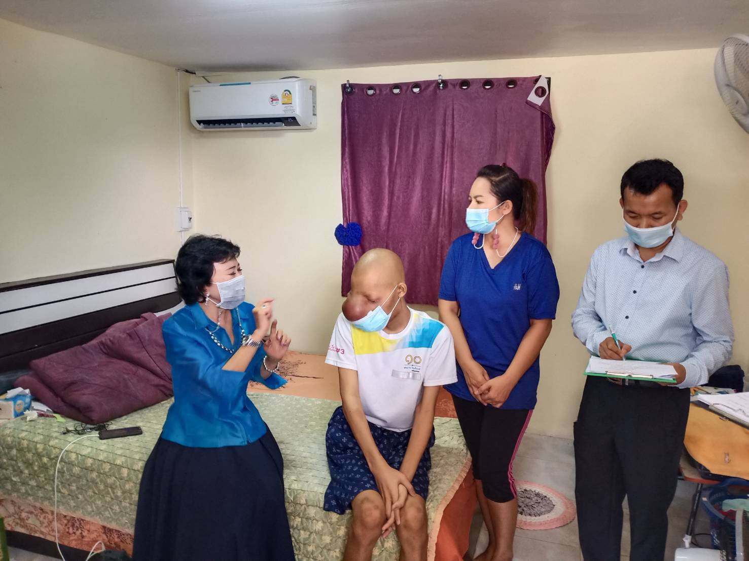 ดร กัลยาณี ประธานกรรมการสงเคราะห์ ประสานภาครัฐช่วยเหลือ แม่เลี้ยงเดี่ยวลูกป่วยมะเร็งมา 8 ปีไร้งานไร้เงิน  ปั่นอาหารเลี้ยงลูกทางสายยาง 