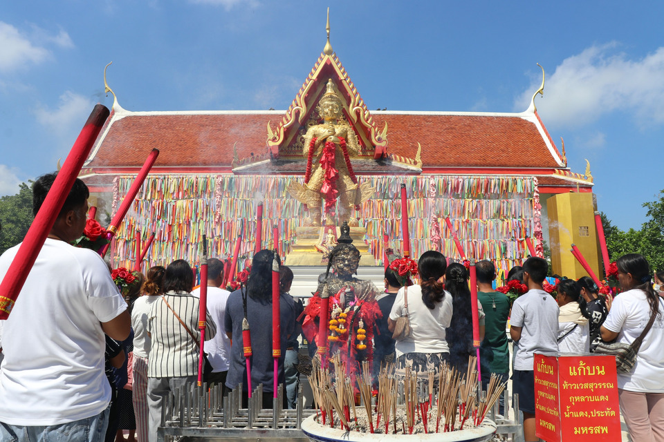 สุพรรณบุรีคึกคัก! แห่กราบท้าวเวสสุวรรณวัดพังม่วงเสริมสิริมงคลขอโชคลาภวันวิสาขบูชา 