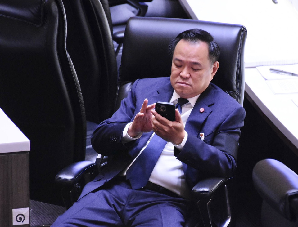 เกาะติด ! "อนุทิน" เช็กข่าวชายแดนกลางสภา แว่ว "ทรัมป์" เตรียมสายตรงไทย-กัมพูชา สั่งหยุดยิง