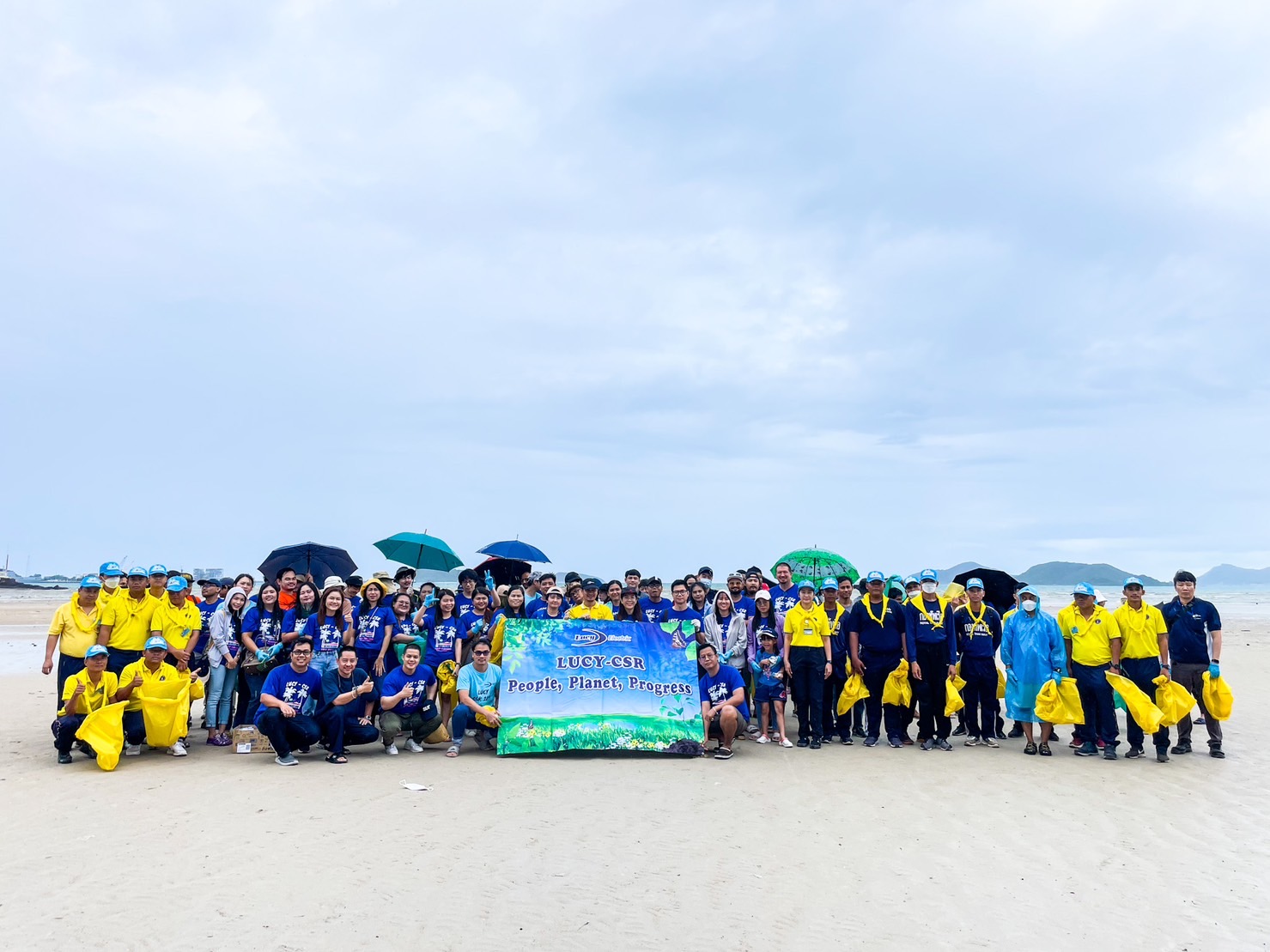 ทรภ.1 ร่วม บริษัท ลูซี่ อิเล็คทริค ประเทศไทย เก็บขยะชาดหาดดงตาล ฟื้นฟูสภาพแวดล้อมในทะเล 