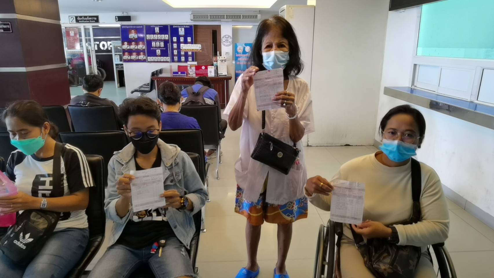 ลอยแพคนเช่าอพาร์ทเม้นท์ มีทั้งคนพิการไม่พิการ หลังถูกเจ้าของไล่ออกจากห้องพัก อ้างคนดูแลโกง