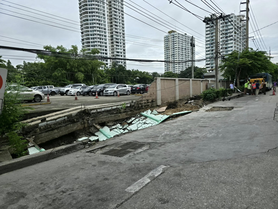 เขตบางคอแหลม ประกาศปิด 2 ช่องทางการจราจรเหตุถนนทรุดตัว
