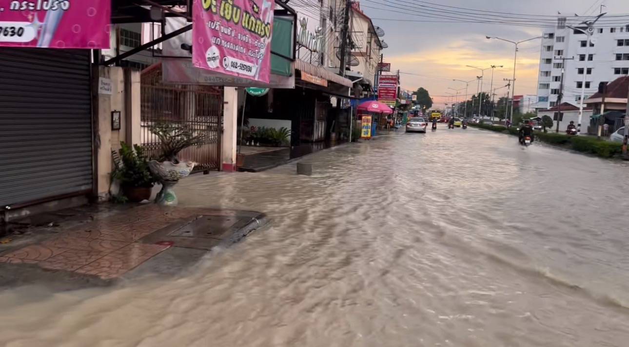 ฝนกระหน่ำทั่วระยองน้ำล้นทุกคูคลองเอ่อท่วมทั้งเมืองมาบตาพุดน้ำท่วมครึ่งเอว 