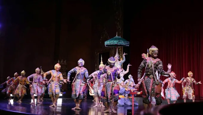 ศิลปินกว่า3พันคนรวมใจแสดงมหรสพออกพระเมรุ ร.9