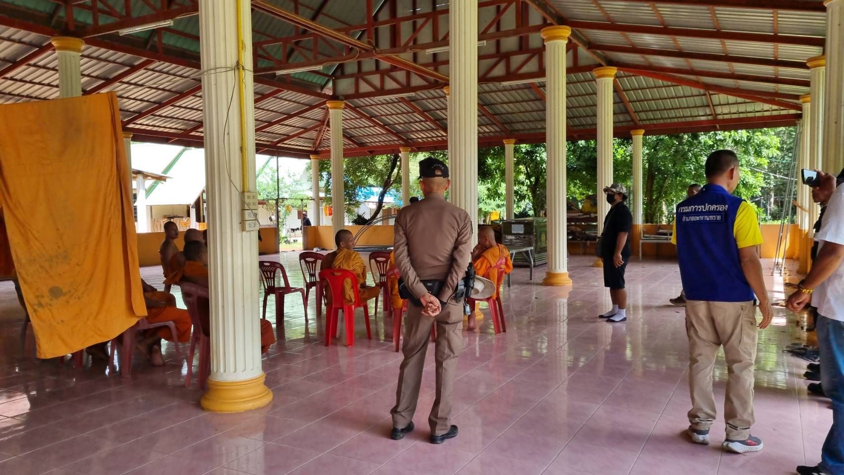 บุกค้นกุฏิ-ตรวจฉี่พระทั้งวัดพบเสพยาบ้า 4 รูปดื่มเหล้า 1 รูปจับสึกดำเนินคดีผงะมีเด็กส่งยาให้ถึงวัด