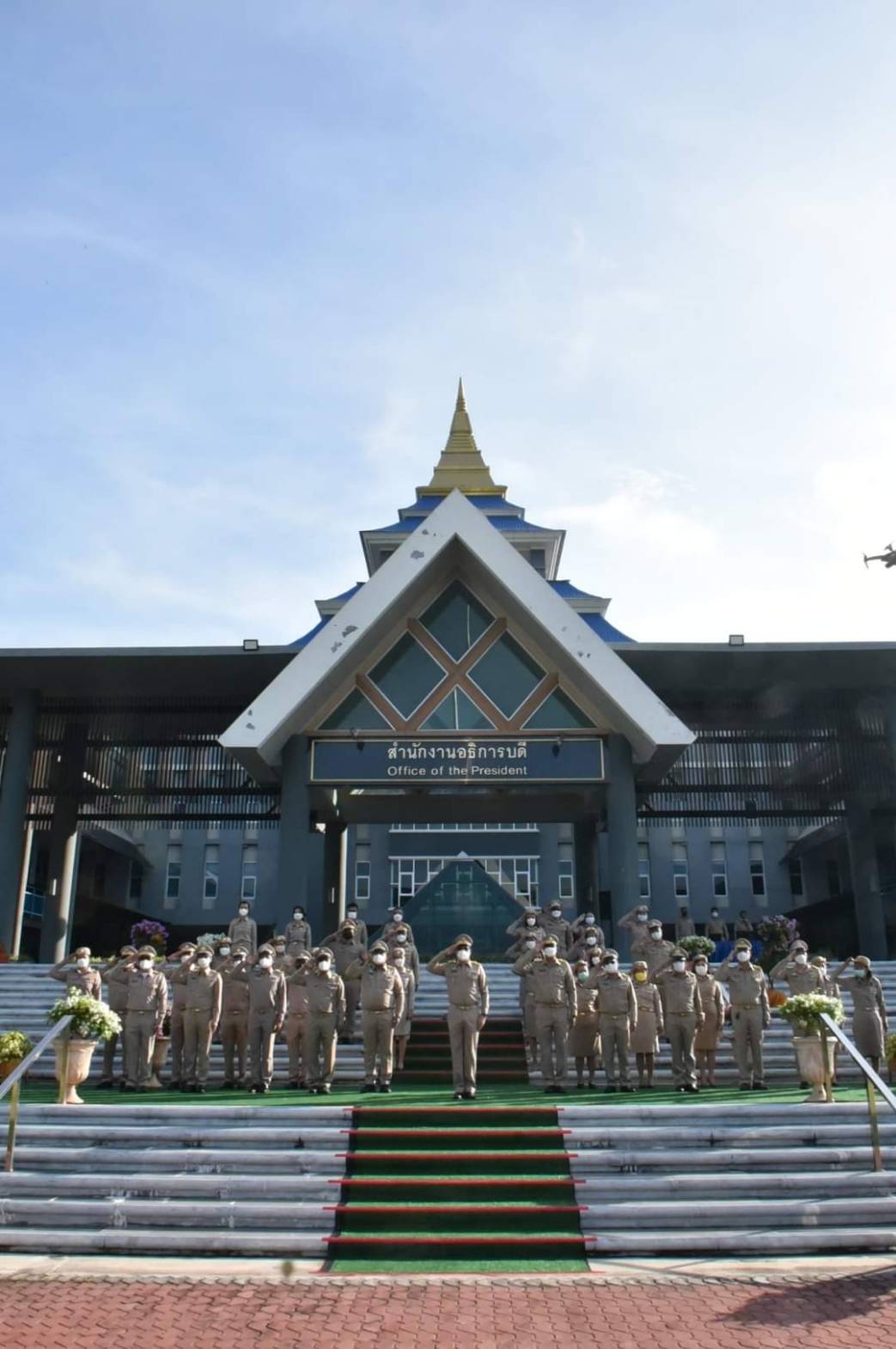 ชาวราชภัฏสุราษฎร์ธานีร่วมเคารพและร้องเพลงชาติ  เนื่องในวันพระราชทานธงชาติไทย