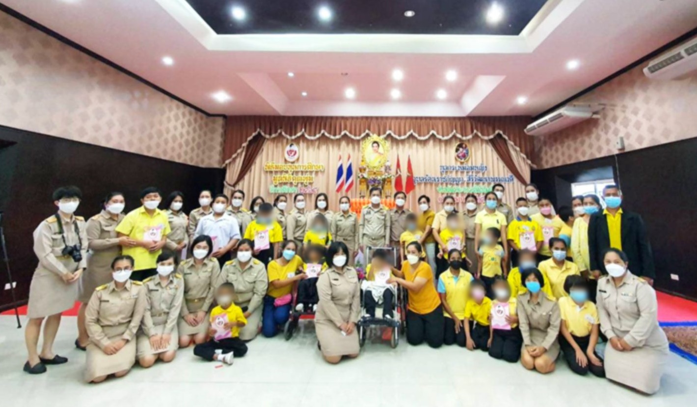 "มูลนิธิคุณพุ่ม" มอบทุนการศึกษาแก่เด็กออทิสติก-ผู้พิการประจวบฯ
