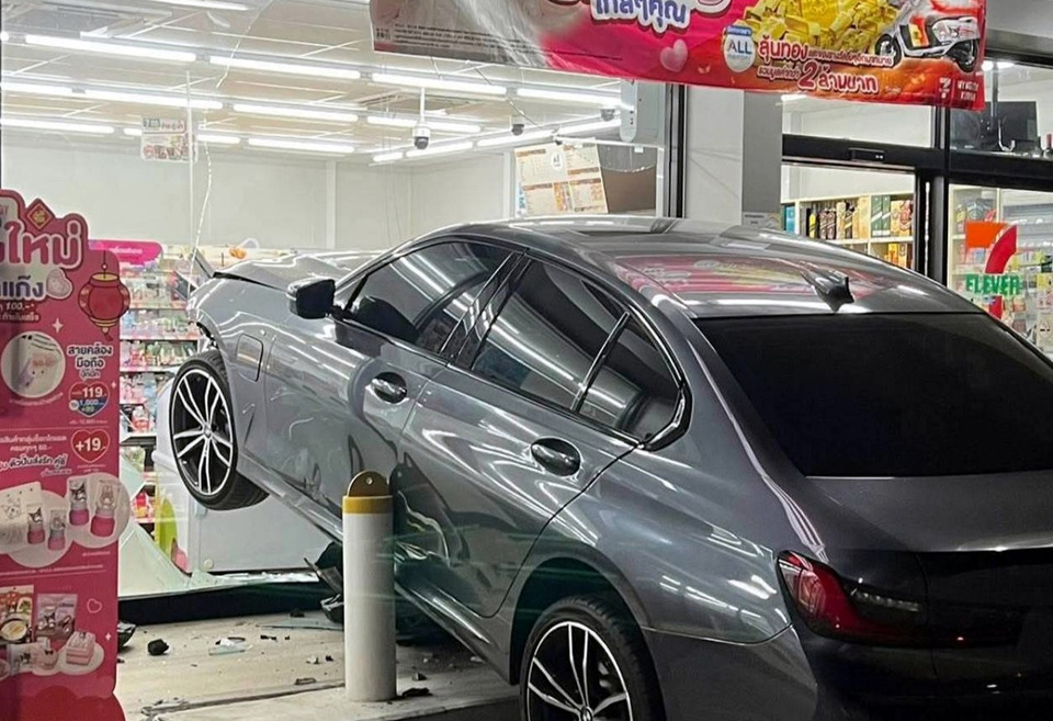 เหยียบเบรกพลาดเป็นคันเร่ง เก๋งหรูพุ่งชนร้านสะดวกซื้อภูเก็ต พังยับ ไร้เจ็บ