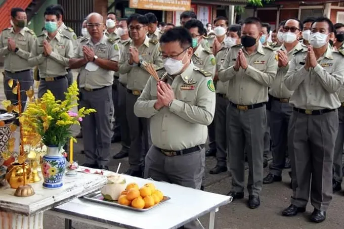 "สมศักดิ์ สกุลวรรณรักษ์" ถือฤกษ์ดีไหว้ศาลหลักเมือง เนื่องในโอกาสเข้ารับตำแหน่ง ผอ.สจป.ที่ 3 (ลำปาง) คนใหม่