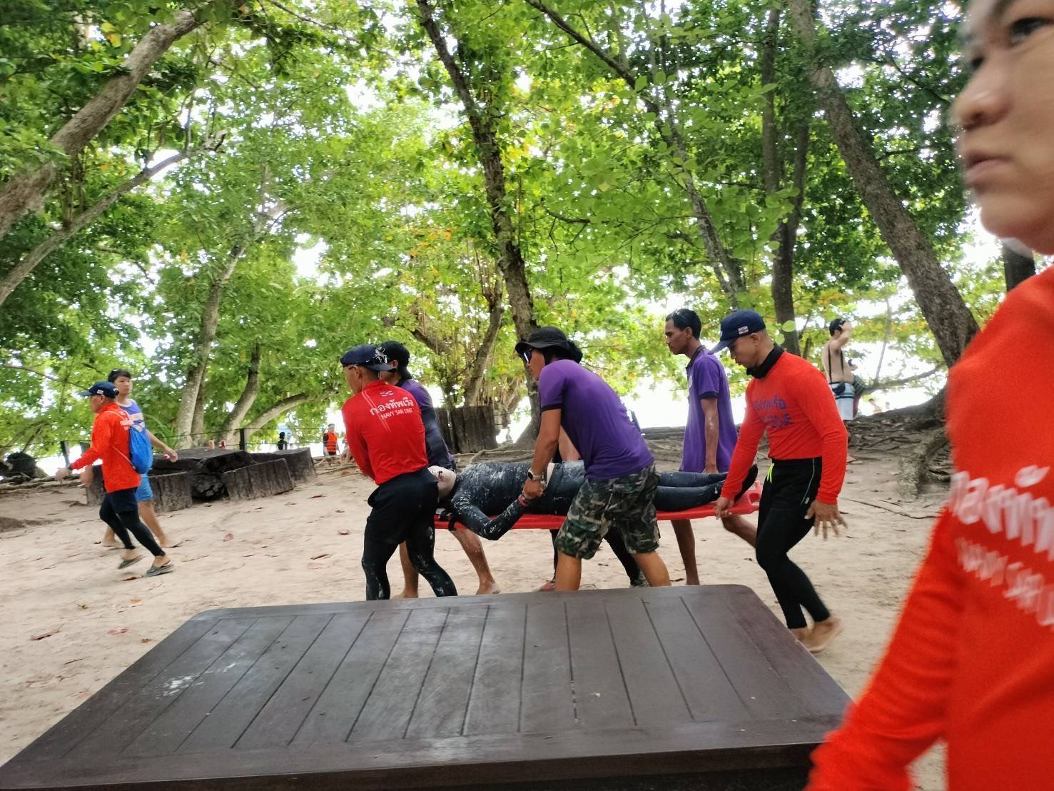 บูรณาการช่วยเหลือ นทท.ชายชาวจีน จมน้ำ ส่ง ศูนย์การแพทย์เขาหลัก