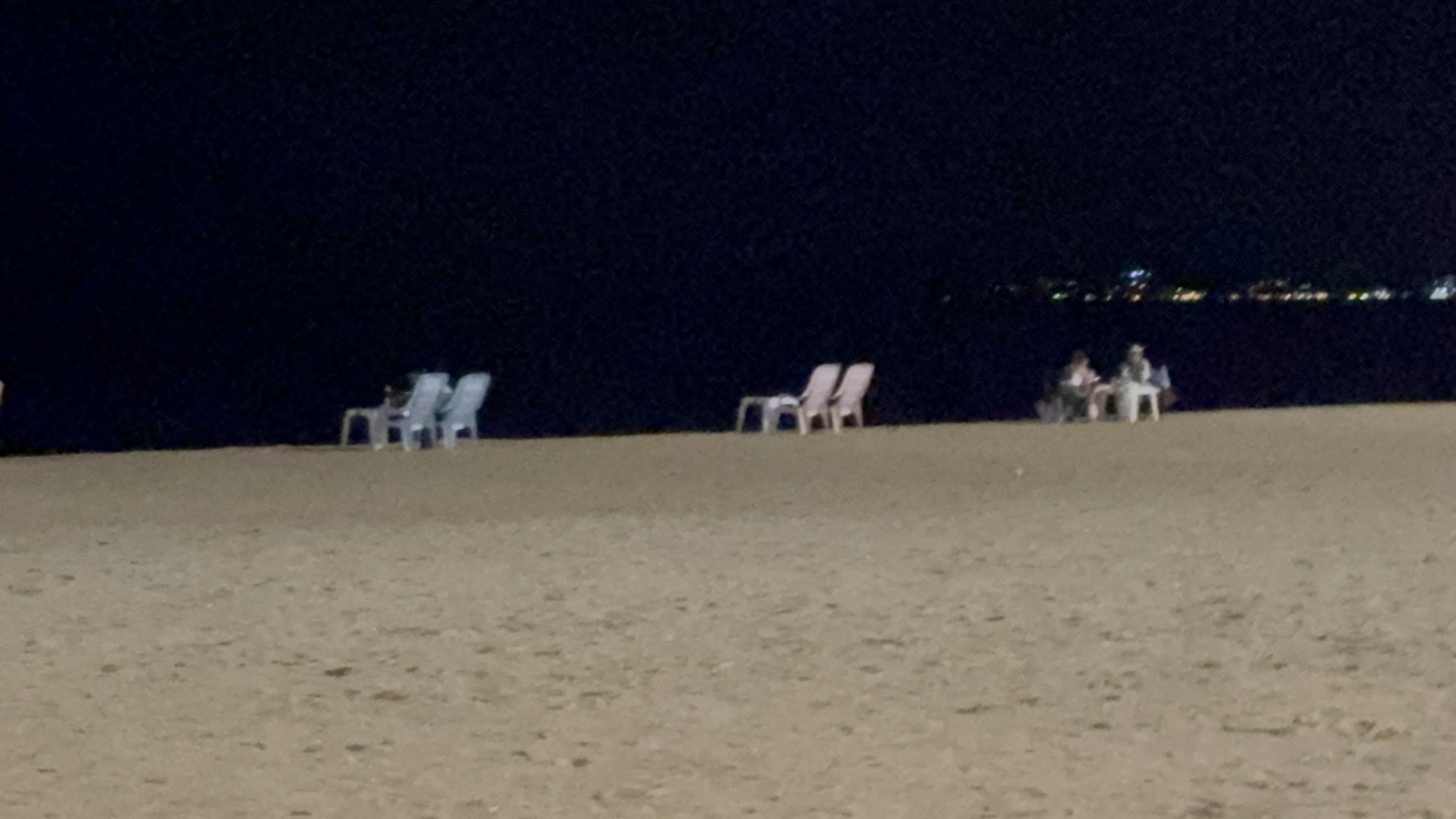 ผู้ประกอบการหัวใส จับจองพื้นที่เช่าเก้าอี้หาดนาจอมเทียนใกล้เคียงตู้เทศกิจ ไม่สนคำสั่งเทศบาล