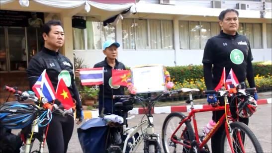 คนไทยใจภักดี ปั่น จากอุดรฯ-กรุงเทพฯ 570 กม.ถวายดอกไม้จันทน์ในหลวง ร.9