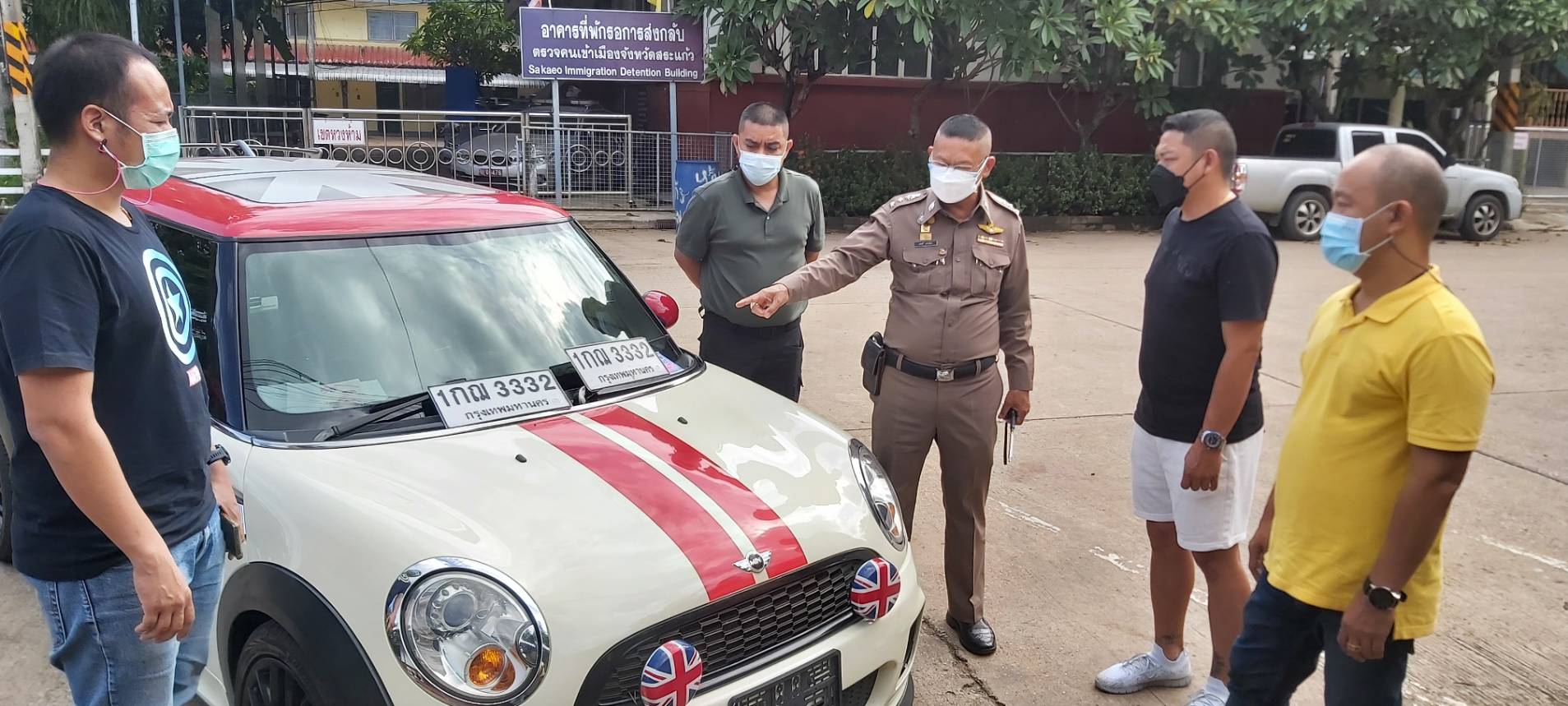 ผู้ช่วย รอย จับรถหรูสวมทะเบียนปลอมกลุ่มไลน์ซื้อขายรถหลุดจำนำ